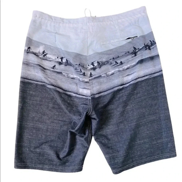 Old Navy Swim Men’s Built-In Flex Board Shorts 32W Surfer Graphic Design - Picture 2 of 7